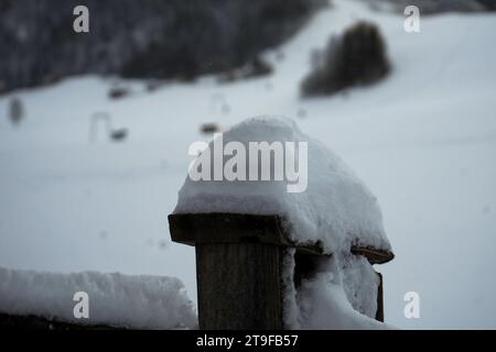 AUT - OESTERREICH, 2023-11-25: FEATURE THEMENBILD - WINTEREINBRUCH IN TIROL WILDSCHOENAU BEI WOERGL: WINTEREINDRUECKE IN DER WILDSCHOENAU *** AUT OESTERREICH, 2023 11 25 FEATURE THEME PICTURE ONSET OF WINTER IN TIROL WILDSCHOENAU NEAR WOERGL WINTER IMPRESSIONS IN THE WILDSCENAU Foto Stock