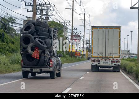 Trasporto di vecchi pneumatici su un autocarro con pickup, Thailandia Foto Stock