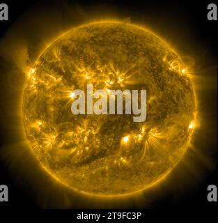 Disco solare con burst di radiazione e loop magnetici sulla superficie Foto Stock