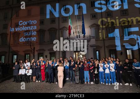 Roma, Italia. 25 novembre 2023. Cerimonia di illuminazione della sede dell'Ufficio del primo Ministro in occasione della giornata Mondiale contro la violenza sulle donne (foto di Matteo Nardone/Pacific Press/Sipa USA) credito: SIPA USA/Alamy Live News Foto Stock