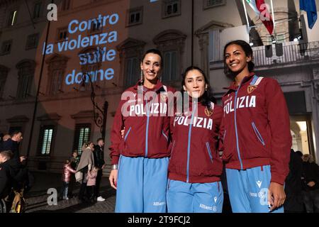 Roma, Italia. 25 novembre 2023. Cerimonia di illuminazione della sede dell'Ufficio del primo Ministro in occasione della giornata Mondiale contro la violenza sulle donne (foto di Matteo Nardone/Pacific Press/Sipa USA) credito: SIPA USA/Alamy Live News Foto Stock