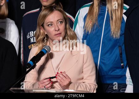 Roma, RM, Italia. 25 novembre 2023. Il primo Ministro Giorgia Meloni è intervenuto durante la cerimonia di illuminazione della sede dell'Ufficio del primo Ministro in occasione della giornata Mondiale contro la violenza sulle donne (Credit Image: © Matteo Nardone/Pacific Press via ZUMA Press Wire) SOLO PER USO EDITORIALE! Non per USO commerciale! Foto Stock