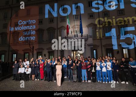 Roma, RM, Italia. 25 novembre 2023. Cerimonia di illuminazione della sede dell'Ufficio del primo Ministro in occasione della giornata Mondiale contro la violenza sulle donne (Credit Image: © Matteo Nardone/Pacific Press via ZUMA Press Wire) SOLO USO EDITORIALE! Non per USO commerciale! Foto Stock