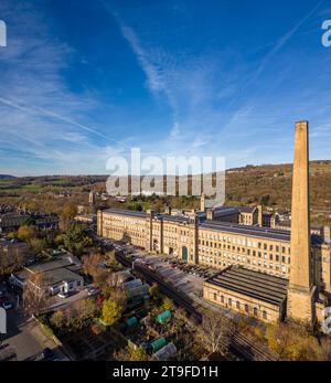 Veduta aerea del Salts Mill, sito patrimonio dell'umanità ed ex fabbrica di sale di Titus, in una luminosa e soleggiata giornata autunnale. Temperatura fredda con un cielo blu mozzafiato. Foto Stock