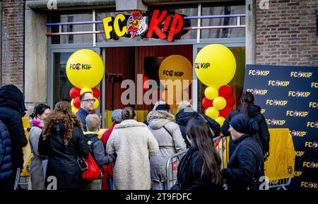 ROTTERDAM - i visitatori del ristorante FC Kip di Jandino Asporaat attendono in fila all'esterno. FC Kip è una catena di fast food che gioca un ruolo importante nella serie The Dino Show e nella successiva serie di film Bon Bini Holland. ANP ROBIN UTRECHT paesi bassi fuori - belgio fuori Foto Stock