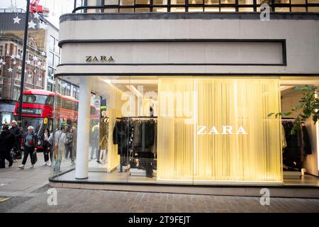 LONDRA - 23 NOVEMBRE 2023: Negozio Zara su Oxford Street. Marchio spagnolo di vendita al dettaglio nella famosa destinazione per lo shopping a Londra Foto Stock