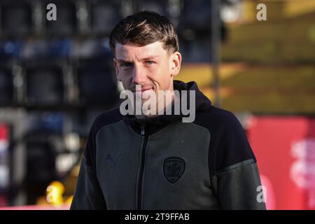 Lincoln, Regno Unito. 25 novembre 2023. Maël de Gevigney n. 6 di Barnsley arriva durante la partita di Sky Bet League 1 Lincoln City vs Barnsley al Gelder Group Sincil Bank Stadium, Lincoln, Regno Unito, il 25 novembre 2023 (foto di Mark Cosgrove/News Images) a Lincoln, Regno Unito il 25/11/2023. (Foto di Mark Cosgrove/News Images/Sipa USA) credito: SIPA USA/Alamy Live News Foto Stock