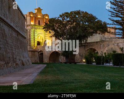 Mdina, Malta - Maggio, 2021: Ponte d'ingresso e porta di Mdina, una città medievale fortificata nella regione settentrionale di Malta. Capitale di Malta, Popul Foto Stock