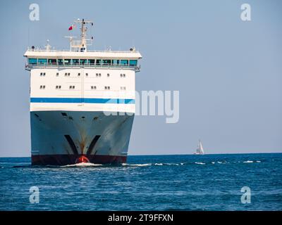 Valletta, Malta - Maggio 2021. Un'enorme nave da carico entra nel porto di la Valletta, Malta. Europa. Foto Stock