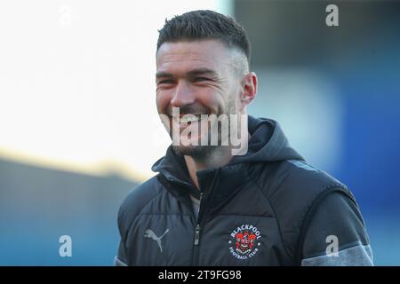 Portsmouth, Regno Unito. 25 novembre 2023. Richard o'Donnell #1 di Blackpool arriva davanti al match di Sky Bet League 1 Portsmouth vs Blackpool a Fratton Park, Portsmouth, Regno Unito, 25 novembre 2023 (foto di Gareth Evans/News Images) a Portsmouth, Regno Unito il 25/11/2023. (Foto di Gareth Evans/News Images/Sipa USA) credito: SIPA USA/Alamy Live News Foto Stock