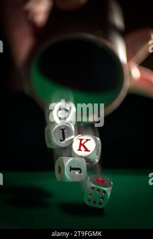 Dadi da poker americani che escono dalla tazza con effetto di movimento. Cattura l'intrigo e la suspense di un gioco in pieno sviluppo. Foto Stock