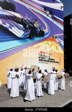 Abu Dhabi, Abu Dhabi. 25 novembre 2023. Atmosfera Paddock. Campionato del mondo di Formula 1, Rd 23, Gran Premio di Abu Dhabi, sabato 25 novembre 2023. Circuito Yas Marina, Abu Dhabi, Emirati Arabi Uniti. Crediti: James Moy/Alamy Live News Foto Stock