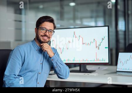 Giovane uomo d'affari latino trader crypto investor che guarda la macchina fotografica, il ritratto. Foto Stock