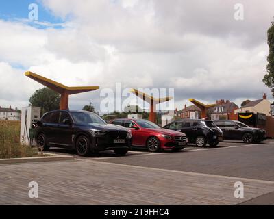 Stazione di ricarica per auto elettriche situata accanto al 'Newcatle United Football Club' nel centro città di Newcatle Foto Stock