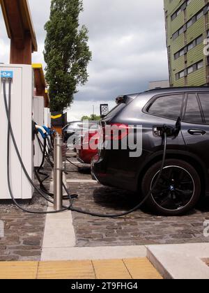 Stazione di ricarica per auto elettriche situata accanto al 'Newcatle United Football Club' nel centro città di Newcatle Foto Stock