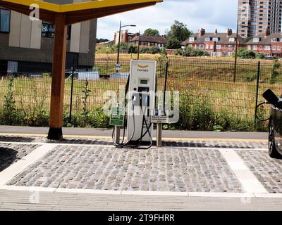 Stazione di ricarica per auto elettriche situata accanto al 'Newcatle United Football Club' nel centro città di Newcatle Foto Stock