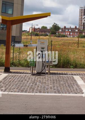 Stazione di ricarica per auto elettriche situata accanto al 'Newcatle United Football Club' nel centro città di Newcatle Foto Stock