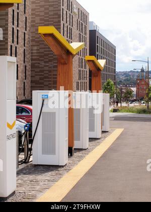 Stazione di ricarica per auto elettriche situata accanto al 'Newcatle United Football Club' nel centro città di Newcatle Foto Stock