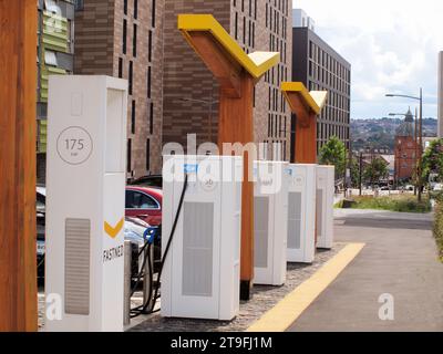 Stazione di ricarica per auto elettriche situata accanto al 'Newcatle United Football Club' nel centro città di Newcatle Foto Stock