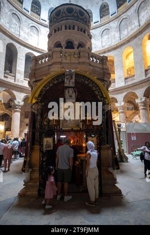 Città vecchia, Gerusalemme – 30 agosto 2023: I credenti pregano nella Chiesa del Santo Sepolcro, o Chiesa della Resurrezione interna nel quartiere cristiano Foto Stock