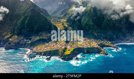 Veduta aerea dell'isola di Madeira. La terra incontra l'oceano a Seixal, Madeira, Portogallo Foto Stock