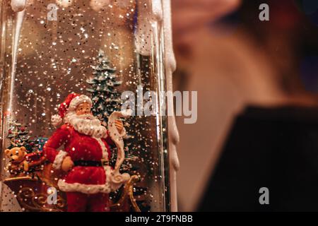 Statuetta vintage in miniatura di Babbo Natale. Souvenir natalizio fatto a mano. Regali e decorazioni di Capodanno per le vacanze invernali Foto Stock