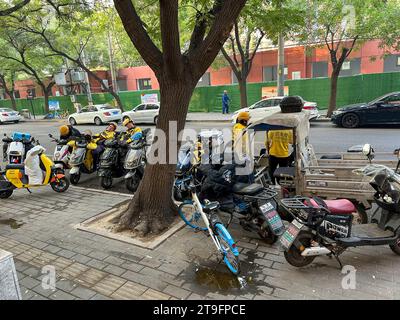 Pechino, Cina, Small Group People, Chinese Young Men Food Delivery Work, Relaxing on Motor scooter, City Center, Street Scene Young People, Foto Stock