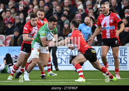 Kingsholm Stadium, Gloucester, Gloucestershire, Regno Unito. 25 novembre 2023. Gallagher Premiership Rugby, Gloucester contro Leicester Tigers; Stephen Varney dei Gloucester affronta Dan Kelly dei Leicester Tigers Credit: Action Plus Sports/Alamy Live News Foto Stock