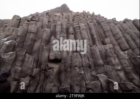 Reynisfjara, una spiaggia di sabbia nera famosa in tutto il mondo che si trova sulla costa meridionale dell'Islanda Foto Stock