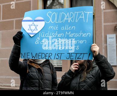 NIE wieder ist jetzt Solidaritaet mit allen juedischen Menschen & den Betroffenen des Terrors steht auf einem transparent, das zwei Frauen in Friburgo am Rande einer Palaestina-Demosftration hochhalten . *** Mai più è ora solidarietà con tutti gli ebrei colpiti dal terrore è scritto su uno striscione tenuto da due donne a Friburgo ai margini di una dimostrazione in Palestina credito: Imago/Alamy Live News Foto Stock