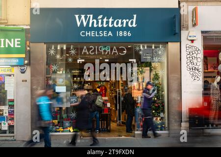 LONDRA - 23 NOVEMBRE 2023: Negozio al dettaglio di caffè e tè Whittard Chelsea e acquirenti di Motion Blurred su Oxford Street, punto di riferimento per la vendita al dettaglio Foto Stock