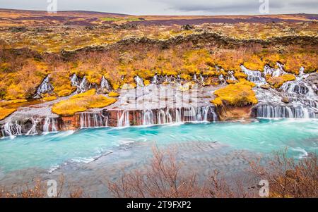 La cascata di Hraunfossar in autunno è una serie di cascate formate da rivuletti che scorrono su una distanza di circa 900 metri in Islanda, una visita da non perdere. Foto Stock