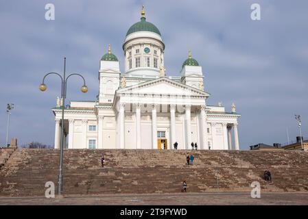 HELSINKI, FINLANDIA - 08 MARZO 2019: Vista su St Nicholas dalla Piazza del Senato in un giorno di marzo Foto Stock