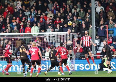 Lincoln, Regno Unito. 25 novembre 2023. Jamie McCart n. 26 di Barnsley si schiera durante la partita della Sky Bet League 1 Lincoln City vs Barnsley al Gelder Group Sincil Bank Stadium di Lincoln, Regno Unito, il 25 novembre 2023 (foto di Mark Cosgrove/News Images) a Lincoln, Regno Unito il 25/11/2023. (Foto di Mark Cosgrove/News Images/Sipa USA) credito: SIPA USA/Alamy Live News Foto Stock