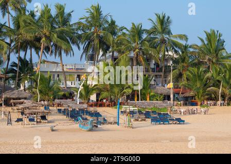 HIKKADUWA, SRI LANKA - 19 FEBBRAIO 2020: Copa Cabana Beach Hotel in una serata di sole Foto Stock