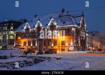 VYBORG, RUSSIA - 8 FEBBRAIO 2021: Antico edificio della Banca di Finlandia in un paesaggio notturno invernale Foto Stock