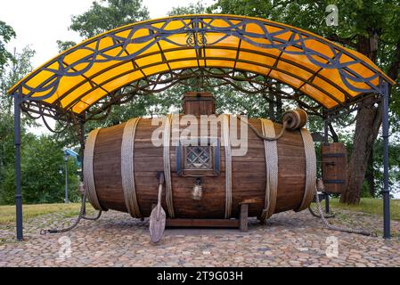 SESTRORETSK, RUSSIA - 01 AGOSTO 2021: Modello del primo sottomarino russo di Efim Nikonov (1721) primo piano in una nuvolosa giornata estiva Foto Stock