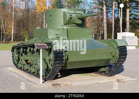 KIROVSK, RUSSIA - 24 OTTOBRE 2022: BT-5 - primo piano del carro armato leggero sovietico in un giorno di ottobre. Esposizione del museo "la svolta del blocco di Len" Foto Stock