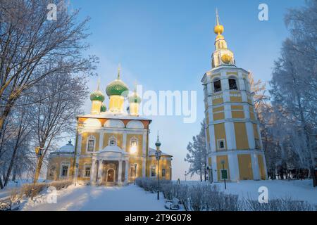 Antica cattedrale di Spaso-Preobrazhensky con un campanile (1713) in una gelida mattinata di gennaio. Uglich, regione di Yaroslavl. Anello d'oro della Russia Foto Stock