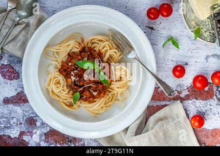 Spaghetti vegetariani senza carne alla bolognese con macina di corna Foto Stock