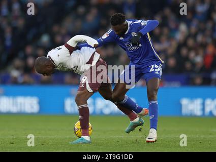 Edo Kayembe di Watford (a sinistra) e Wilfred Ndidi di Leicester City combattono per il pallone durante la partita del campionato Sky Bet al King Power Stadium di Leicester. Data immagine: Sabato 25 novembre 2023. Foto Stock