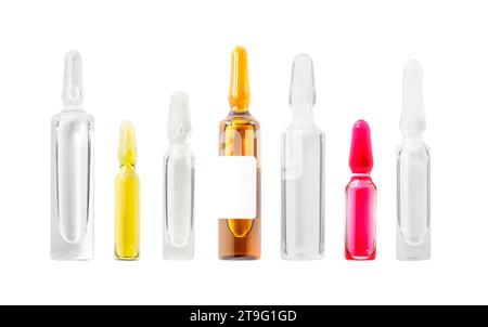 Fiale di vetro con medicina medica liquida, set, isolato su sfondo bianco, vista macro ravvicinata Foto Stock