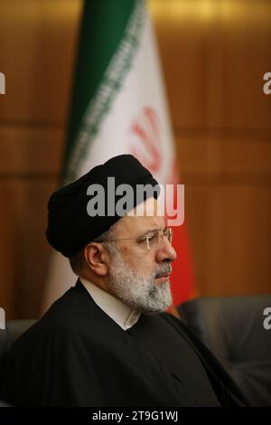 Teheran, Iran. 23 novembre 2023. Il presidente iraniano EBRAHIM RAISI partecipa a un incontro a Teheran. Ebrahim Raisi è un politico iraniano, giurista musulmano e l'ottavo e attuale presidente dell'Iran dal 3 agosto 2021, essendo stato eletto alla presidenza nelle elezioni del 2021. Raisi ha prestato servizio in diverse posizioni nel sistema giudiziario iraniano, come Vice Presidente della giustizia (2004''"2014), Procuratore generale (2014''"2016) e Capo della giustizia (2019''"2021). È stato anche procuratore e Vice procuratore di Teheran negli anni '1980 e '1990 Fu custode e presidente di Astan Quds Razavi, un bonyad Foto Stock