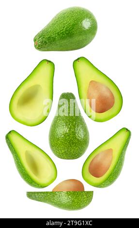 Avocado interi e tagliati, set di parti diverse con e senza osso isolato su sfondo bianco con percorso di ritaglio, elemento di design della confezione. F Foto Stock