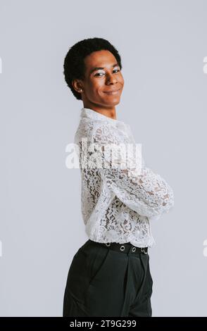 Uomo nero latino ispanico di genere fluido posa in studio con abbigliamento alla moda, concetti su LGBTQ, senza genere e diversità Foto Stock