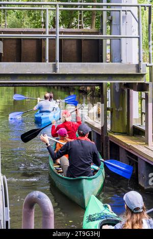 Passando per una gita in canoa a Spreewald, Venezia, Germania, con molti canali e piacere d'acqua tra Dresda e Berlino, nello stato del Brandeburgo, in Germania Foto Stock