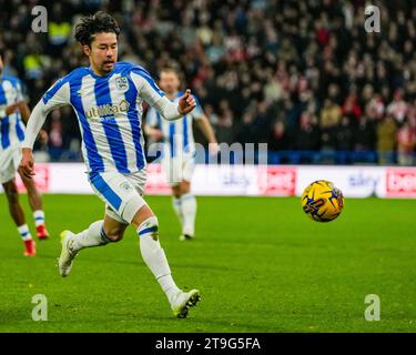 HUDDERSFIELD, REGNO UNITO. 25 novembre 2023. Campionato EFL: Huddersfield Town contro Southampton FC. Yuta Nakayama di Huddersfield Town insegue la palla. Credit Paul B Whitehurst/Alamy Live News Foto Stock