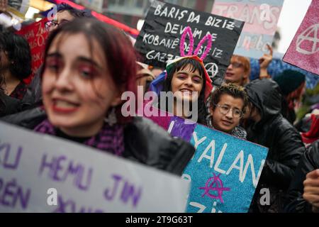 Ankara, Turchia. 25 novembre 2023. Le donne hanno dei cartelli che esprimono la loro opinione durante la manifestazione. Ad Ankara, le organizzazioni femministe hanno organizzato una protesta in Sakarya Street in occasione della giornata internazionale per l'eliminazione della violenza contro le donne. Credito: SOPA Images Limited/Alamy Live News Foto Stock
