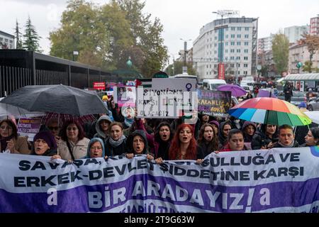 Ankara, Turchia. 25 novembre 2023. Le donne tengono uno striscione durante la manifestazione. Ad Ankara, le organizzazioni femministe hanno organizzato una protesta in Sakarya Street in occasione della giornata internazionale per l'eliminazione della violenza contro le donne. Credito: SOPA Images Limited/Alamy Live News Foto Stock