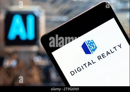 In questa immagine fotografica, il logo Digital Realty (NYSE: DLR) della società di investimento immobiliare, visibile su uno smartphone con un chip e un simbolo di intelligenza artificiale (ai) sullo sfondo. Foto Stock